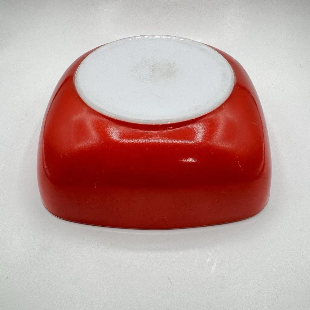 Vintage Retro Pyrex Red Milk Glass Serving Dish 525B - 0252 2.5 Qt 9.25